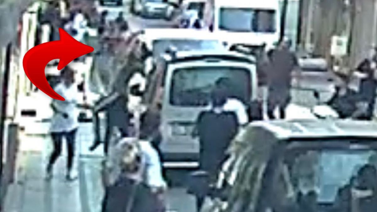 Zeytinburnu'nda balkondan düşen çocuğu resmen havada yakaladılar! Saniye saniye görüntülendi