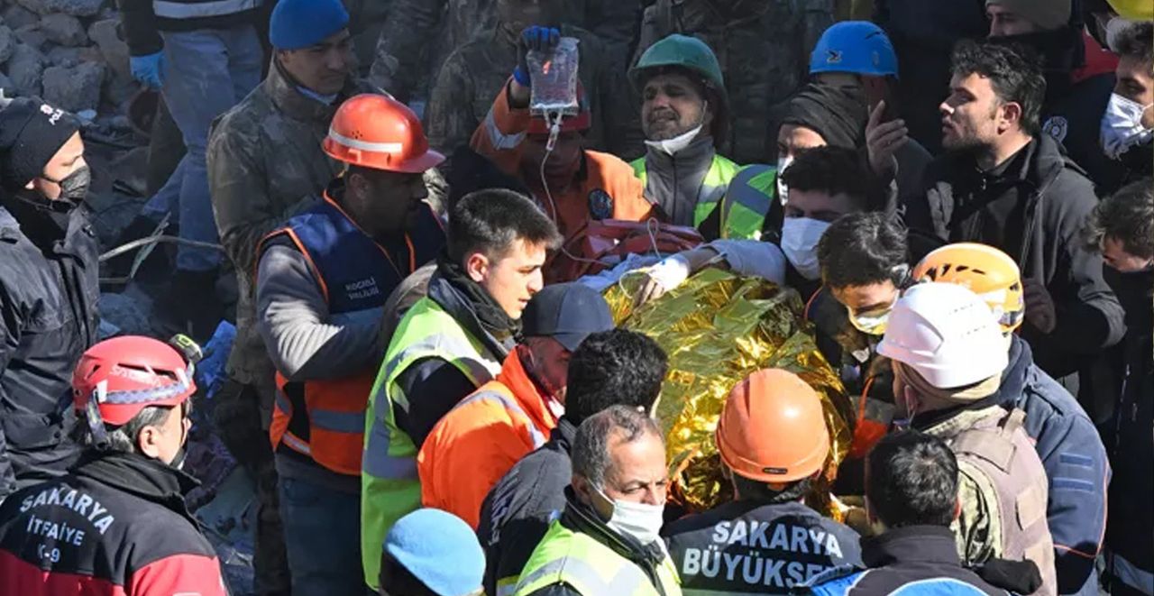 11 gün sonra enkazdan sağ olarak çıkarıldı 11 gün sonra enkazdan sağ olarak çıkarıldı