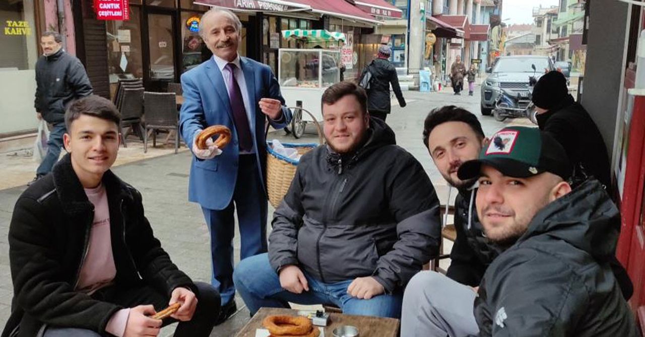 Takım Elbiseli Simitçi Takım Elbiseli Simitçi