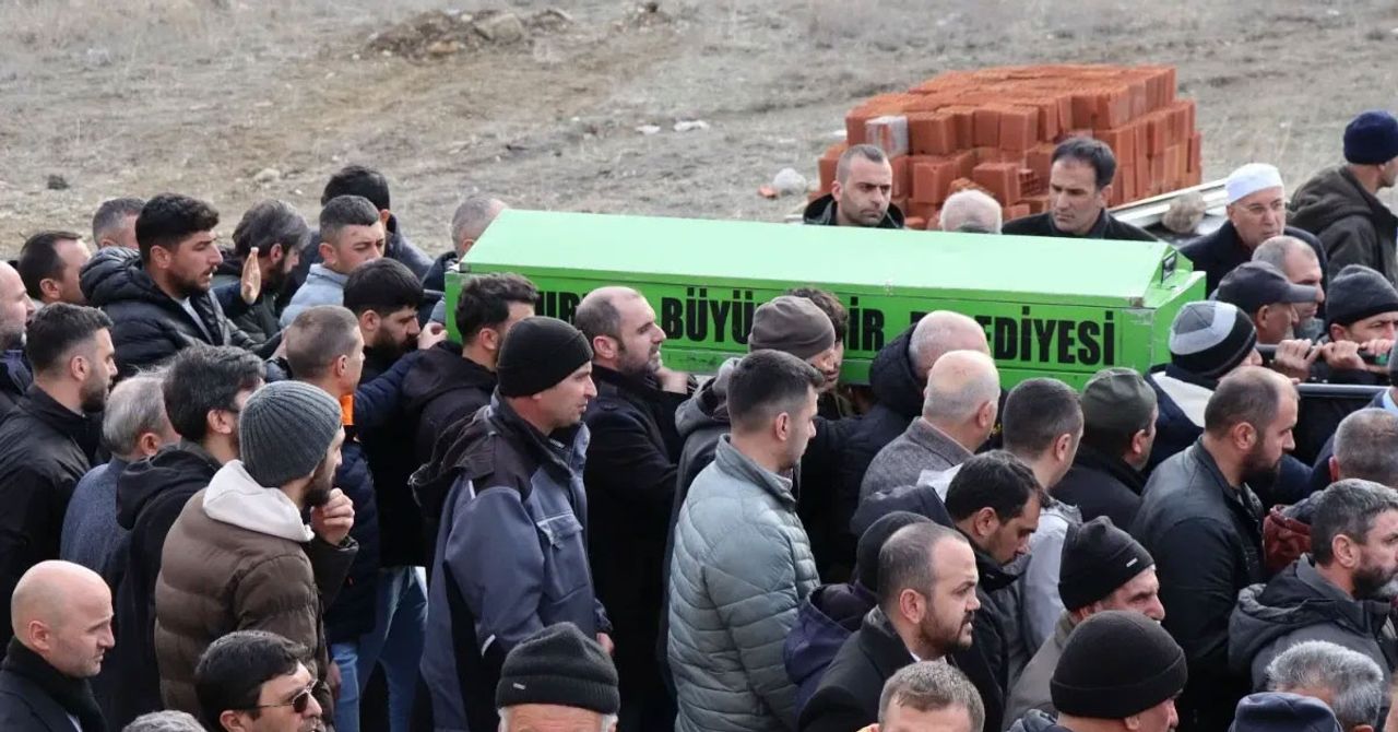 7 aylık evli Gülhan Esen, Kocaeli’nin Darıca İlçesinde başından vurularak öldürüldüğü tespit edildi. 25 yaşındaki Esen’in cinayet şüphelisi olarak da eski erkek arkadaşı M.T. olduğu iddia ediliyor 7 aylık evli Gülhan Esen, Kocaeli’nin Darıca İlçesinde başından vurularak öldürüldüğü tespit edildi. 25 yaşındaki Esen’in cinayet şüphelisi olarak da eski erkek arkadaşı M.T. olduğu iddia ediliyor
