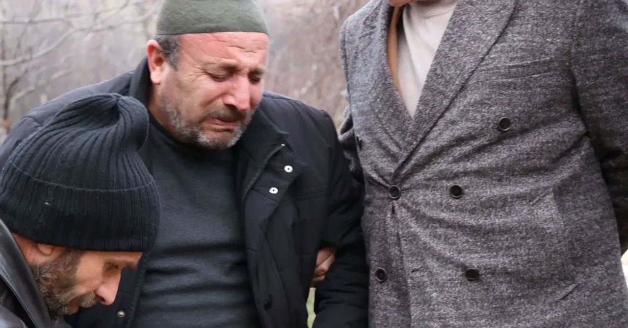 7 aylık evli Gülhan Esen, Kocaeli’nin Darıca İlçesinde başından vurularak öldürüldüğü tespit edildi. 25 yaşındaki Esen’in cinayet şüphelisi olarak da eski erkek arkadaşı M.T. olduğu iddia ediliyor 7 aylık evli Gülhan Esen, Kocaeli’nin Darıca İlçesinde başından vurularak öldürüldüğü tespit edildi. 25 yaşındaki Esen’in cinayet şüphelisi olarak da eski erkek arkadaşı M.T. olduğu iddia ediliyor