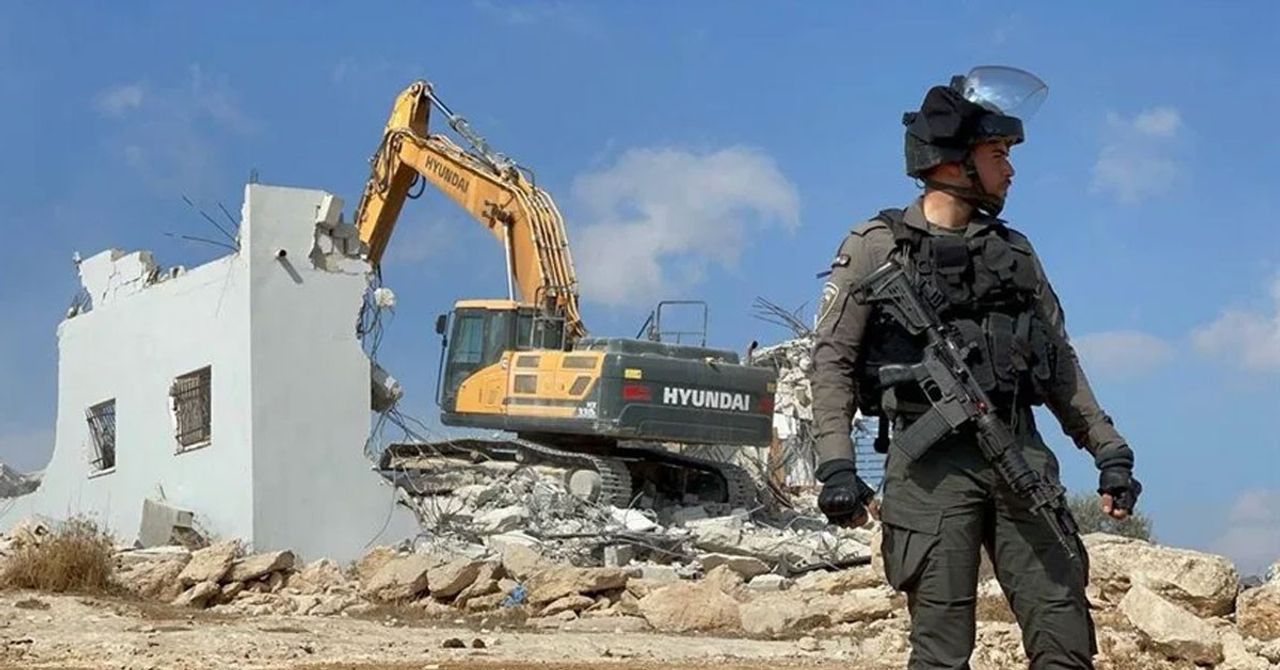 76 yıldır Filistin’e zulüm yapan İsrail ordusu, işgal altındaki Batı Şeria’nın kuzeyinde yer alan Nur Şems Mülteci Kampı’na baskın düzenlemeye devam ediyor. Bu baskınların ve can kıyımların yapıldığı 2’nci günde olduğu belirtiliyor. 76 yıldır Filistin’e zulüm yapan İsrail ordusu, işgal altındaki Batı Şeria’nın kuzeyinde yer alan Nur Şems Mülteci Kampı’na baskın düzenlemeye devam ediyor. Bu baskınların ve can kıyımların yapıldığı 2’nci günde olduğu belirtiliyor.