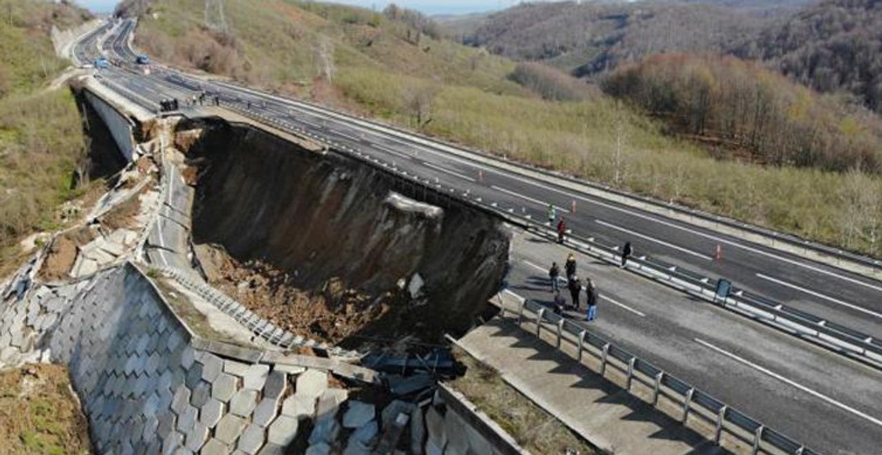Düzce-Zonguldak Yolunda Çökme32145436 Düzce-Zonguldak Yolunda Çökme32145436