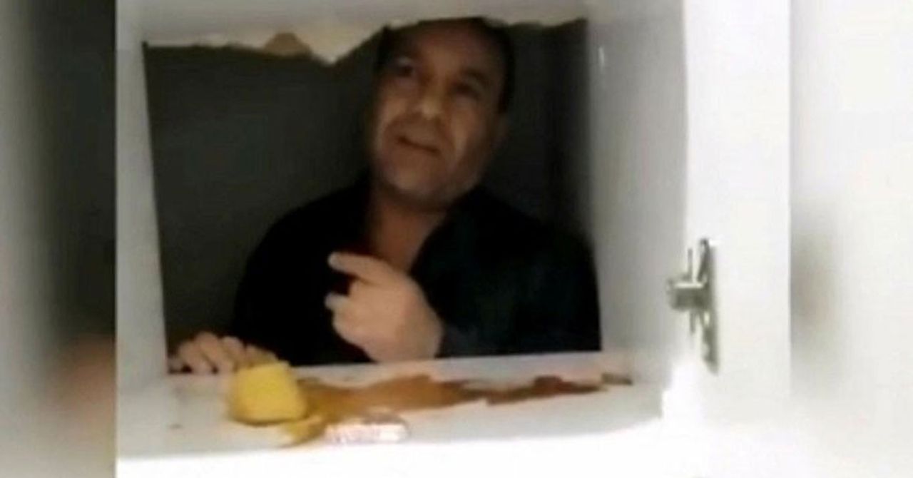 Mekan basıp 2 kişi yaralayan zanlı, elbise dolabının arkasında yakalandı! Mekan basıp 2 kişi yaralayan zanlı, elbise dolabının arkasında yakalandı!