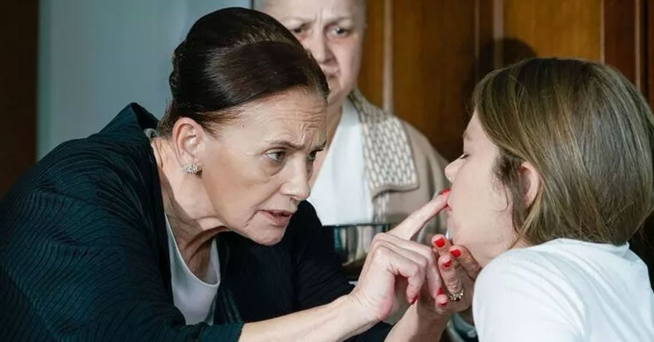 Nur Sürer annesiyle ilgili itiraflarda bulundu Nur Sürer annesiyle ilgili itiraflarda bulundu