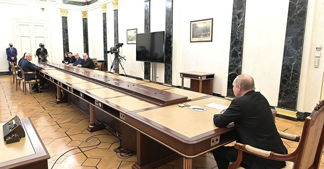 Putin ve yetkililerin birbirlerinden mesafeli oturması dikkatleri çekti. Putin ve yetkililerin birbirlerinden mesafeli oturması dikkatleri çekti.