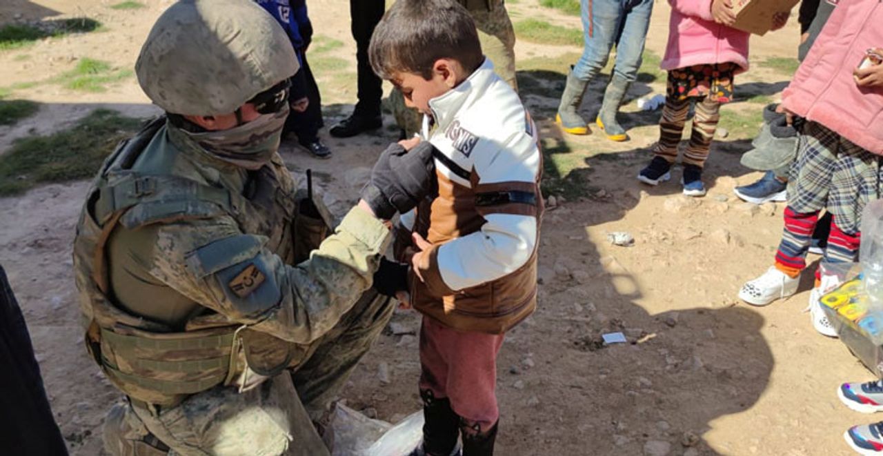 Türk Askeri Barış Pınarı Bölgesindeki Çocukları Sevindirdi2443463 Türk Askeri Barış Pınarı Bölgesindeki Çocukları Sevindirdi2443463