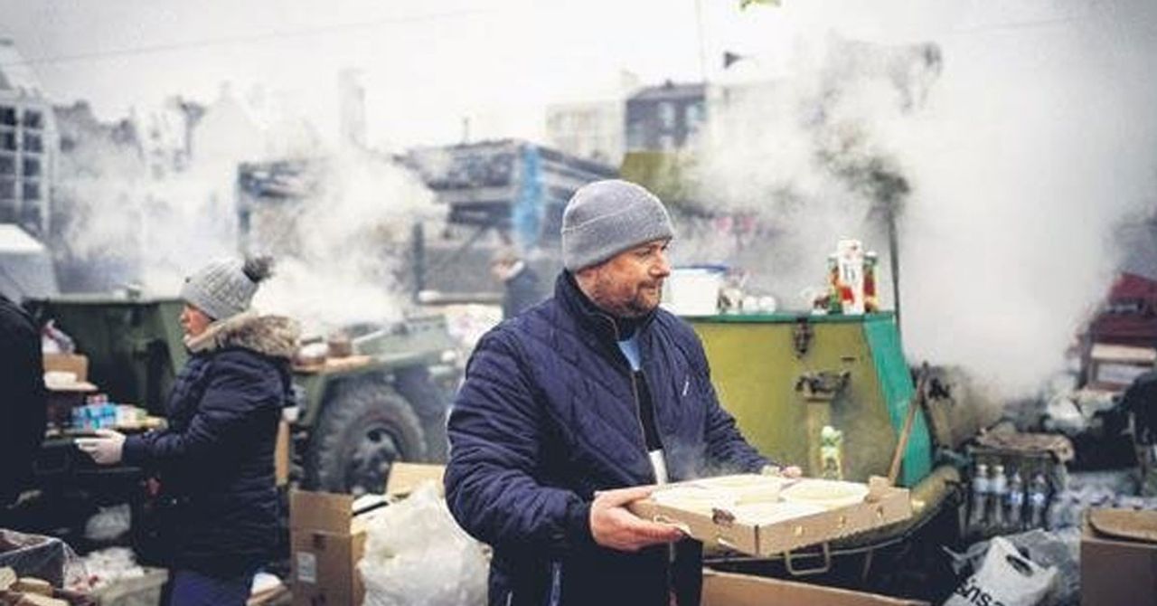Yüzlerce ücretsiz sıcak yemek Yüzlerce ücretsiz sıcak yemek