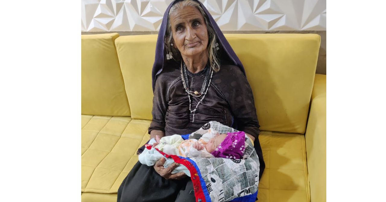 Hintli kadın 70 yaşında anne oldu Hintli kadın 70 yaşında anne oldu