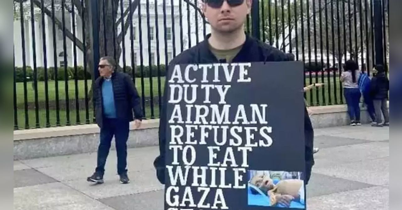 ABD Hava Kuvvetleri mensubu Larry Hebert, İsrail’in saldırılarını sürdürdüğü Gazze’deki siviller için ‘‘İşgale son verin’’ çağrısıyla Beyaz Saray önünde 31 Mart’tan bu yana açlık grevi yapıyor. ABD Hava Kuvvetleri mensubu Larry Hebert, İsrail’in saldırılarını sürdürdüğü Gazze’deki siviller için ‘‘İşgale son verin’’ çağrısıyla Beyaz Saray önünde 31 Mart’tan bu yana açlık grevi yapıyor.