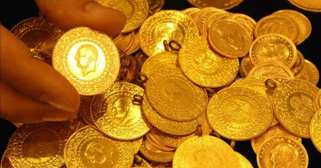 ABD Merkez Bankasının (Fed) yılın ikinci yarısında faiz indirimlerine başlayabileceği yönündeki, beklentilerin güçlü bir hal alması sebebiyle altının ons fiyatı 2 bin 300 doları da geçerek rekor üstüne rekor kırdı. ABD Merkez Bankasının (Fed) yılın ikinci yarısında faiz indirimlerine başlayabileceği yönündeki, beklentilerin güçlü bir hal alması sebebiyle altının ons fiyatı 2 bin 300 doları da geçerek rekor üstüne rekor kırdı.