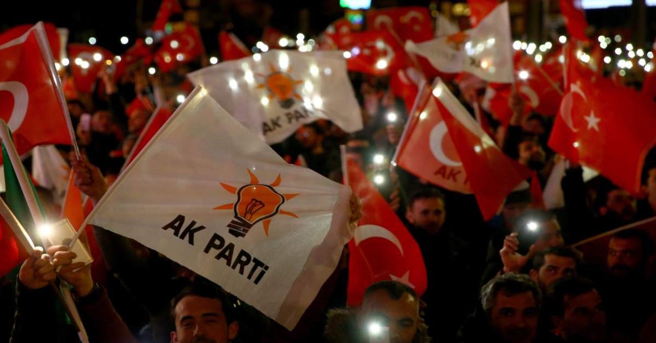 Adalet Partisi üyeleri İstifa Etti Adalet Partisi üyeleri İstifa Etti