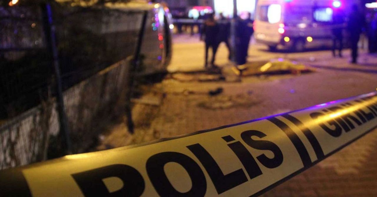 Adana’da 9 aylık hamile kadın, bindiği elektrikli bisikletten düştü. O sırada geçen otobüsün altında kalarak hayatını kaybetti; doktorlar hamile kadına müdahale ederek, bebeği kurtardı. Bebek acil bir şekilde gözlem altına alındı. Adana’da 9 aylık hamile kadın, bindiği elektrikli bisikletten düştü. O sırada geçen otobüsün altında kalarak hayatını kaybetti; doktorlar hamile kadına müdahale ederek, bebeği kurtardı. Bebek acil bir şekilde gözlem altına alındı.