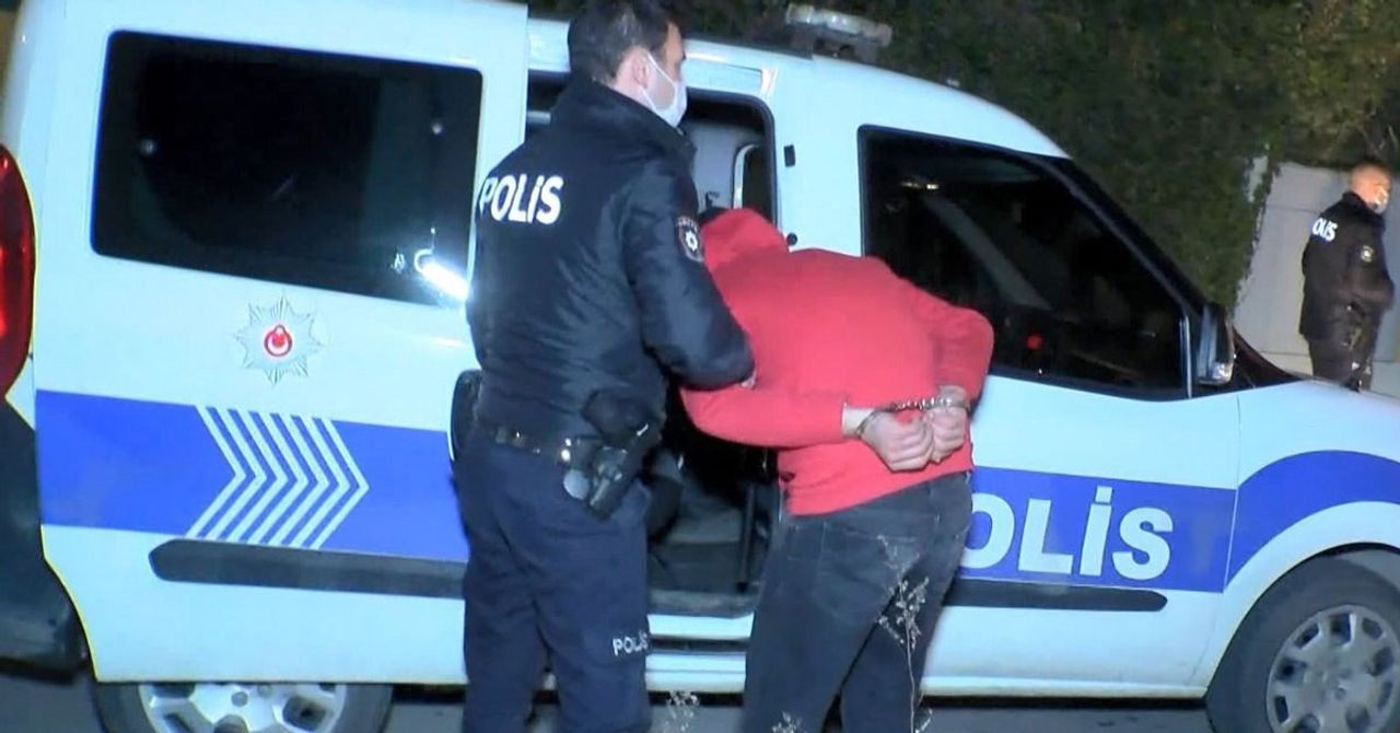 Adana’da denetim yapan polisin ‘dur’ ihtarına uymayarak kaçtı. Polis ekipleri tarafından yakalanınca silah çekip, tokat atmaya çalıştığı için tutuklanan Seyhan Belediyesi Temizlik İşleri Müdürünün suç kaydı ise epey bir kabarık çıktı. Adana’da denetim yapan polisin ‘dur’ ihtarına uymayarak kaçtı. Polis ekipleri tarafından yakalanınca silah çekip, tokat atmaya çalıştığı için tutuklanan Seyhan Belediyesi Temizlik İşleri Müdürünün suç kaydı ise epey bir kabarık çıktı.