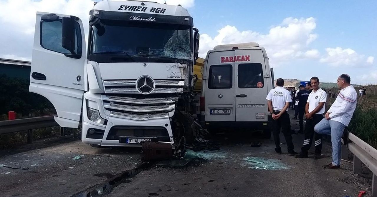 Adana’da tır ile servis minibüsü çarpıştı: 3 kişi öldü, 8 kişi yaralandı Adana’da tır ile servis minibüsü çarpıştı: 3 kişi öldü, 8 kişi yaralandı