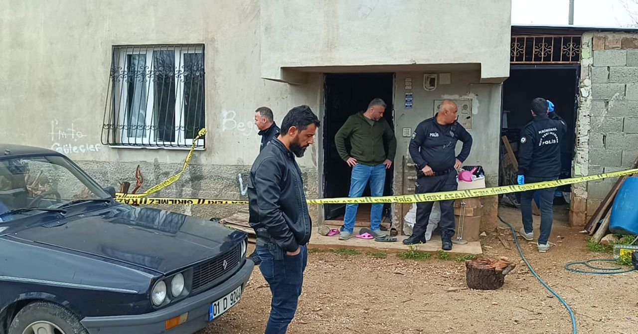 Adana’dan öğlen saatlerinde bir cinayet haberi geldi. Kozan ilçesinde bir kişi, evinde silahla öldürülmüş halde bulundu. Adana’dan öğlen saatlerinde bir cinayet haberi geldi. Kozan ilçesinde bir kişi, evinde silahla öldürülmüş halde bulundu.