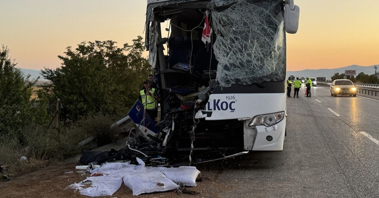Afyonkarahisar’da yolcu otobüsü kamyona çarptı: 1 ölü, 38 yaralı Afyonkarahisar’da yolcu otobüsü kamyona çarptı: 1 ölü, 38 yaralı