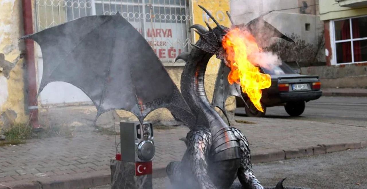 Ağzından ateş püskürüyor