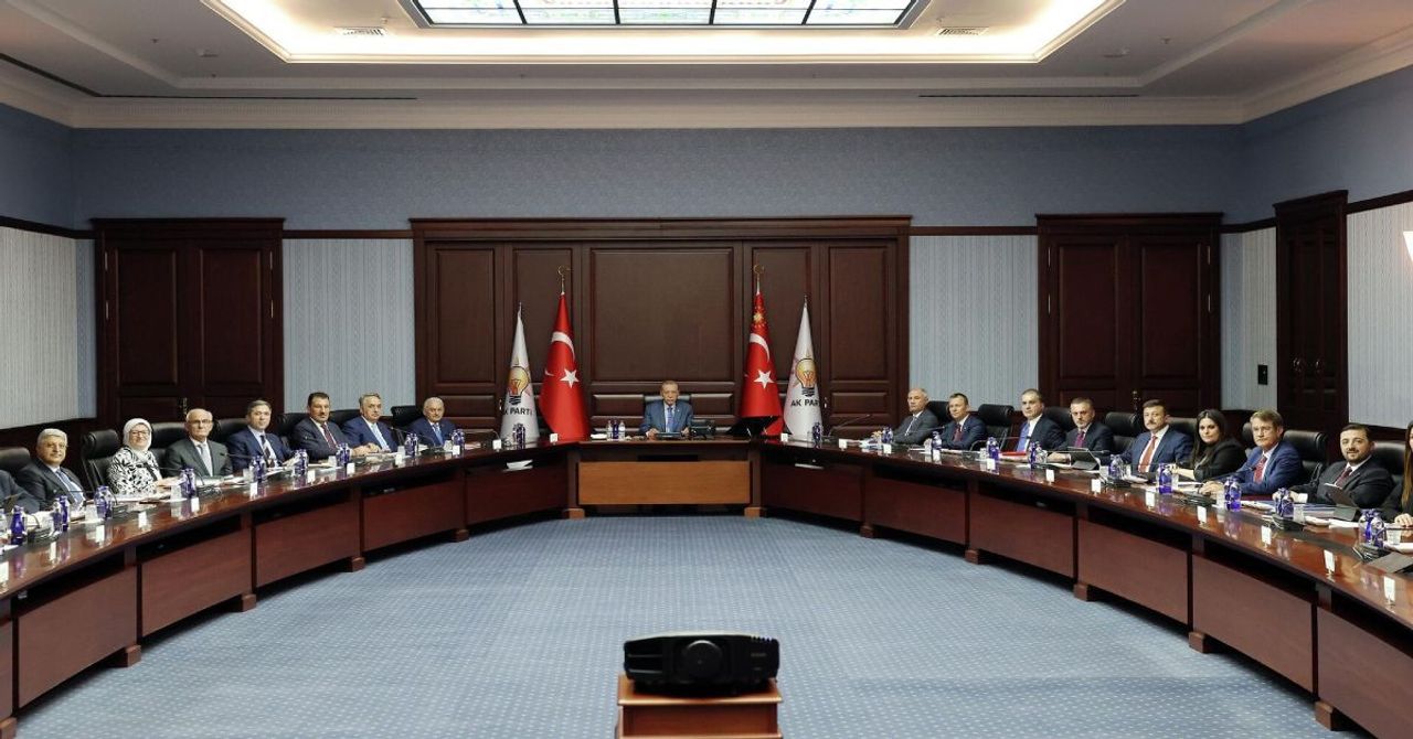 AK Parti’de seçim yenilgisi muhasebesi başladı: MYK ve MKYK’da değişim süreci başlayacak AK Parti’de seçim yenilgisi muhasebesi başladı: MYK ve MKYK’da değişim süreci başlayacak