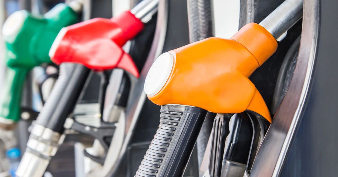 Akaryakıt fiyatları gece yarısı değişti: Petrolde düşüş hız kesmeden sürüyor Akaryakıt fiyatları gece yarısı değişti: Petrolde düşüş hız kesmeden sürüyor