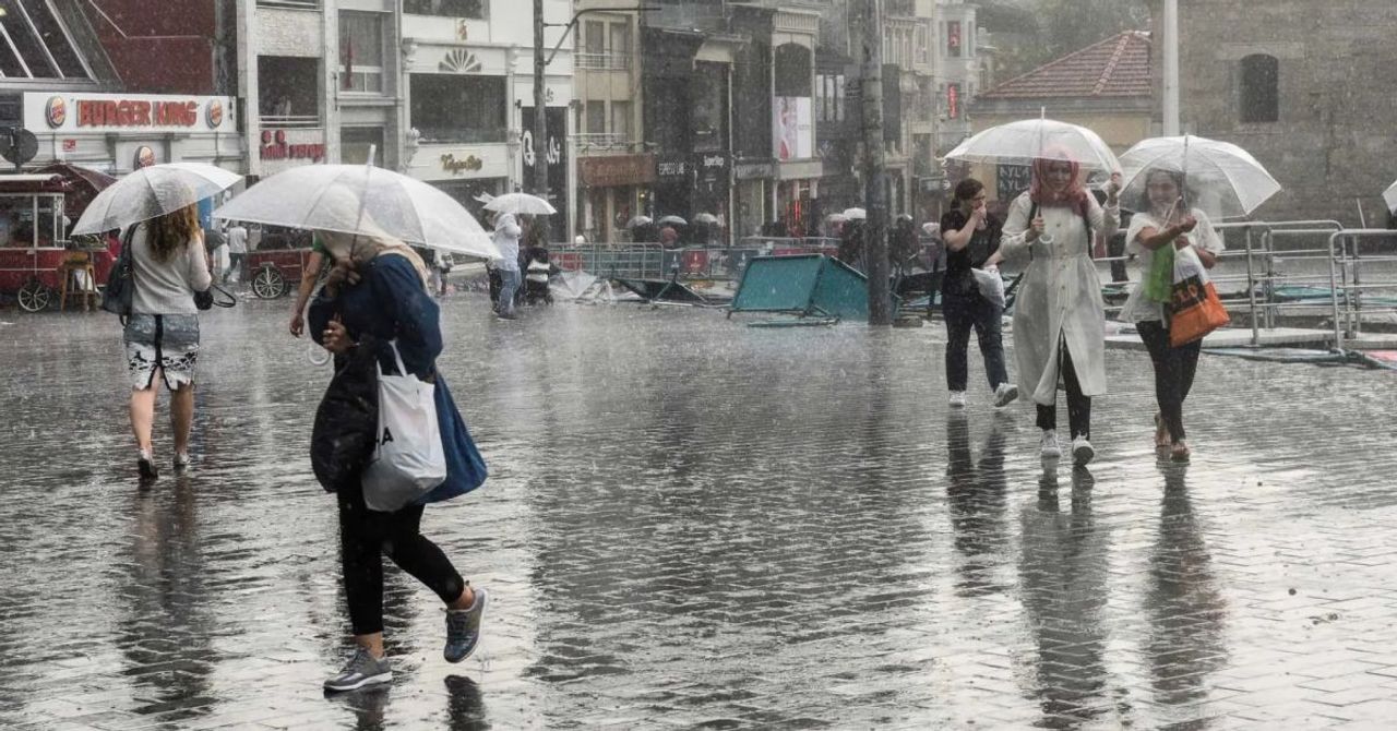 AKOM’dan İstanbul için uyarı: Öğle saatlerinden itibaren gök gürültülü sağanak yağış geliyor AKOM’dan İstanbul için uyarı: Öğle saatlerinden itibaren gök gürültülü sağanak yağış geliyor