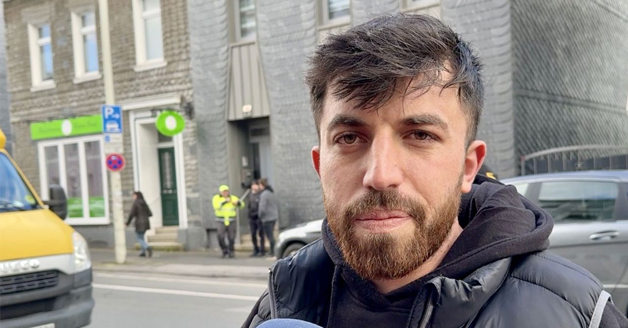 Almanya’da ırkçı kundaklamalar yeniden gündeme geldi. Solingen kentinde 4 katlı binada kundaklama sonucu 4 kişi yaşamını yitirdi. 2 Almanya’da ırkçı kundaklamalar yeniden gündeme geldi. Solingen kentinde 4 katlı binada kundaklama sonucu 4 kişi yaşamını yitirdi. 2