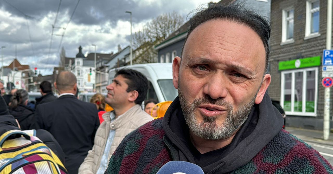 Almanya’da ırkçı kundaklamalar yeniden gündeme geldi. Solingen kentinde 4 katlı binada kundaklama sonucu 4 kişi yaşamını yitirdi. 2 Almanya’da ırkçı kundaklamalar yeniden gündeme geldi. Solingen kentinde 4 katlı binada kundaklama sonucu 4 kişi yaşamını yitirdi. 2