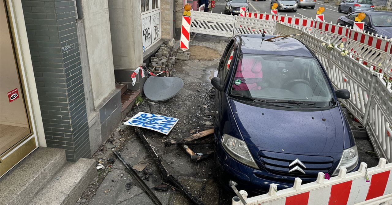 Almanya’da ırkçı kundaklamalar yeniden gündeme geldi. Solingen kentinde 4 katlı binada kundaklama sonucu 4 kişi yaşamını yitirdi. 2 Almanya’da ırkçı kundaklamalar yeniden gündeme geldi. Solingen kentinde 4 katlı binada kundaklama sonucu 4 kişi yaşamını yitirdi. 2