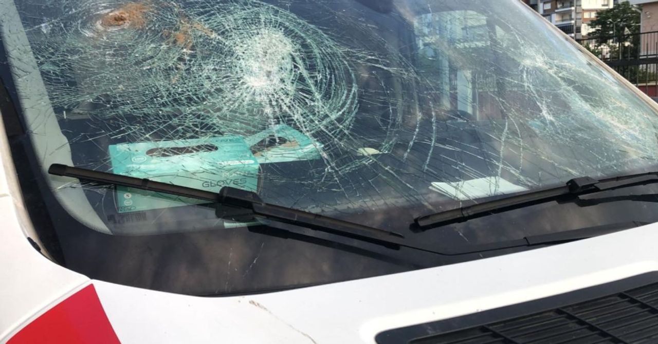 Ambulansın camlarını kürekle parçaladı: Hamile sağlık çalışanı yaralandı Ambulansın camlarını kürekle parçaladı: Hamile sağlık çalışanı yaralandı