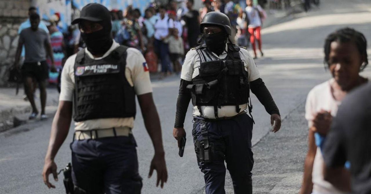 Amerika Kıtası’nda 10 milyonluk nüfusa sahip ve kıtanın en yoksul ülkelerinden olan Haiti, çetelerin yol açtığı şiddet ve yıkımlar ayrıca iktidarda oluşan boşluk nedeniyle ekonomik çöküşle mücadele ediyor. Amerika Kıtası’nda 10 milyonluk nüfusa sahip ve kıtanın en yoksul ülkelerinden olan Haiti, çetelerin yol açtığı şiddet ve yıkımlar ayrıca iktidarda oluşan boşluk nedeniyle ekonomik çöküşle mücadele ediyor.