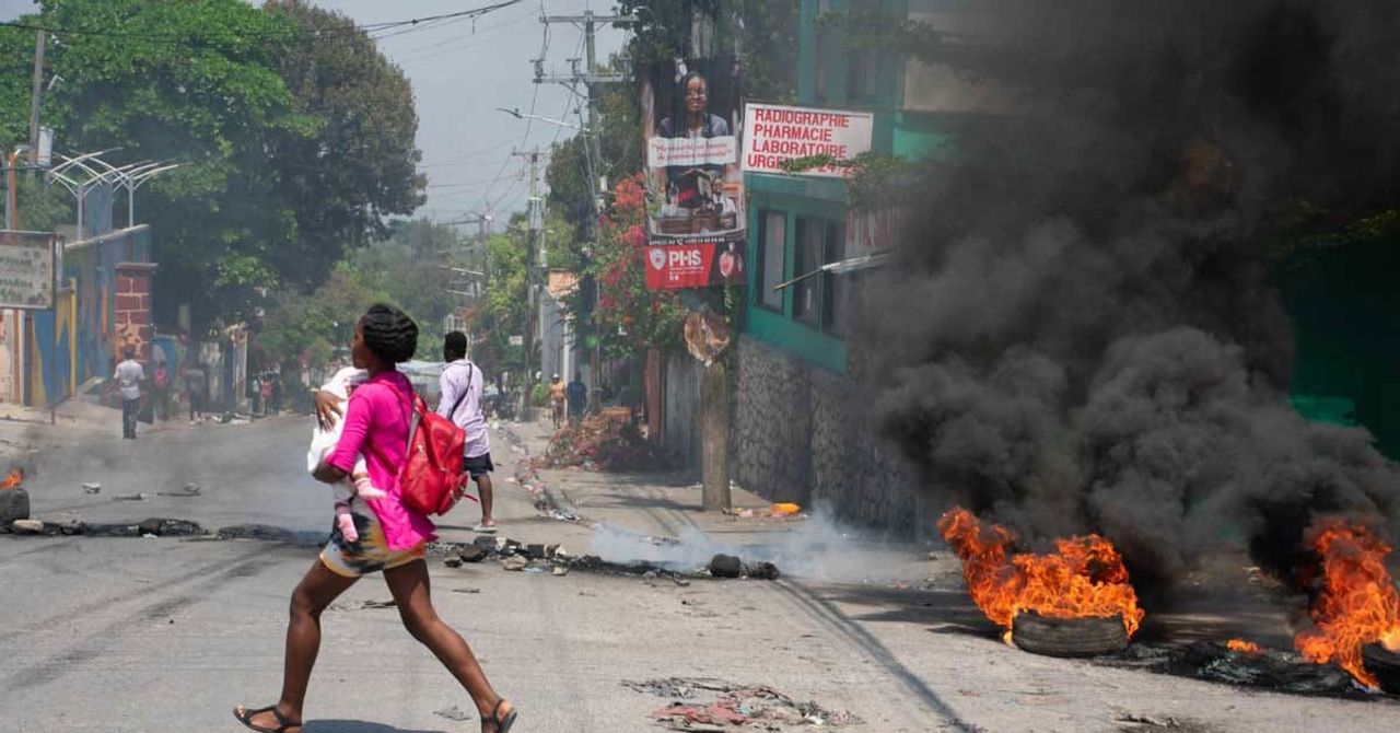 Amerika Kıtası’nda 10 milyonluk nüfusa sahip ve kıtanın en yoksul ülkelerinden olan Haiti, çetelerin yol açtığı şiddet ve yıkımlar ayrıca iktidarda oluşan boşluk nedeniyle ekonomik çöküşle mücadele ediyor. Amerika Kıtası’nda 10 milyonluk nüfusa sahip ve kıtanın en yoksul ülkelerinden olan Haiti, çetelerin yol açtığı şiddet ve yıkımlar ayrıca iktidarda oluşan boşluk nedeniyle ekonomik çöküşle mücadele ediyor.
