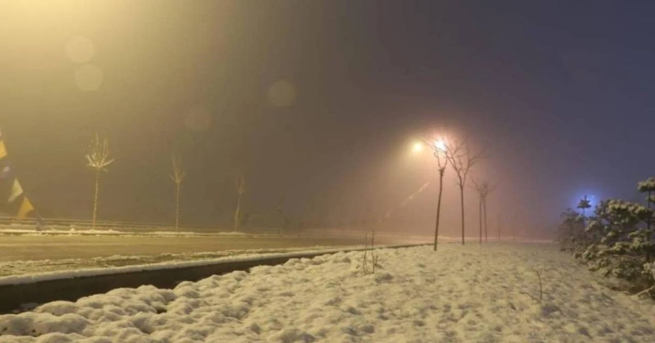Ankara kar yağışına teslim oldu: Gece saatlerinde tipiye dönüştü Ankara kar yağışına teslim oldu: Gece saatlerinde tipiye dönüştü