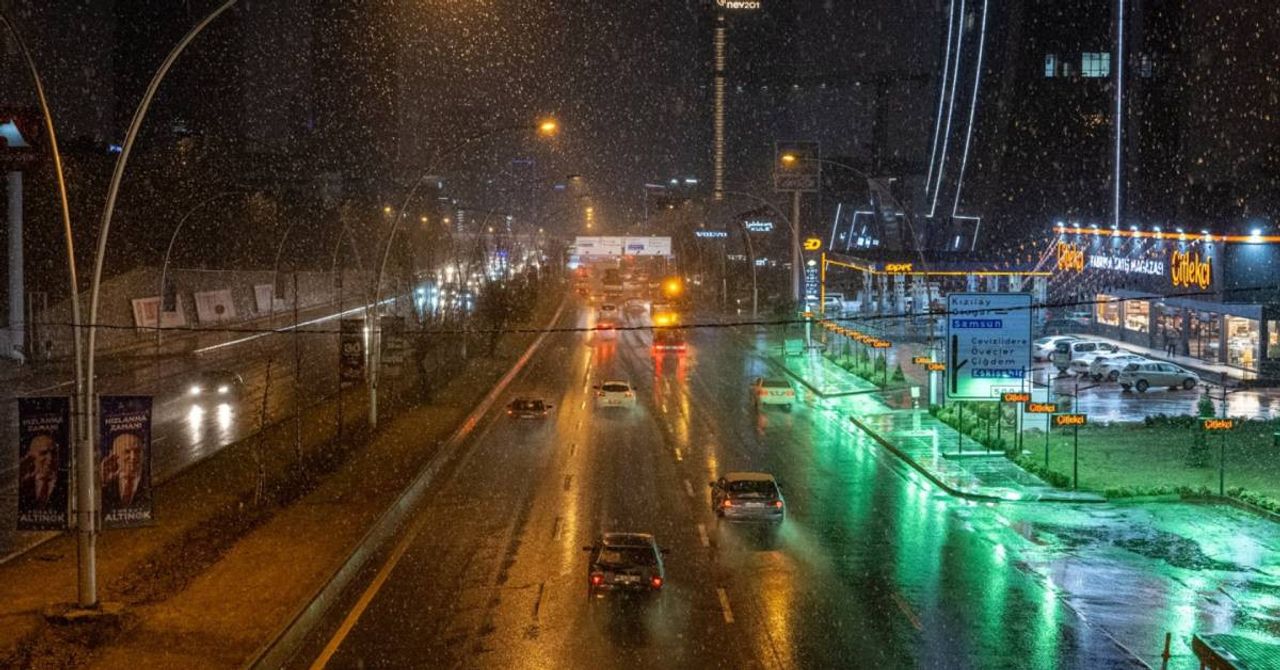 Ankara kar yağışına teslim oldu: Gece saatlerinde tipiye dönüştü Ankara kar yağışına teslim oldu: Gece saatlerinde tipiye dönüştü
