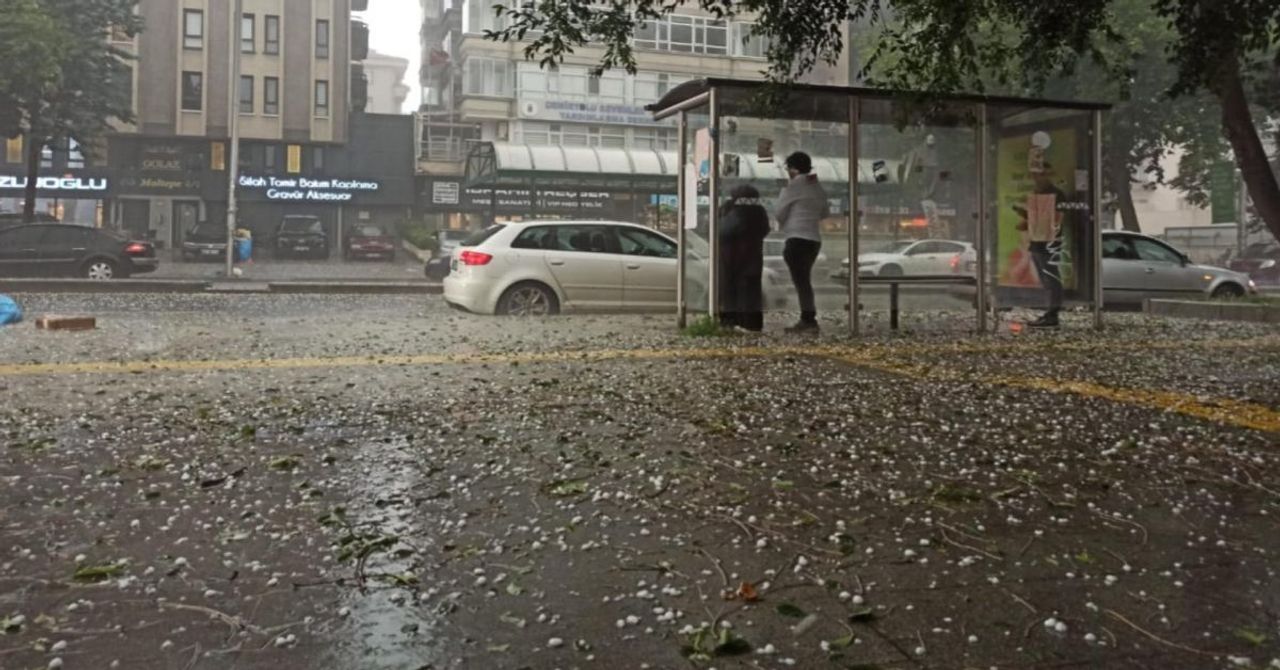 Ankara’da vatandaş zor anlar yaşadı: Sağanak yağış ve dolu aniden bastırdı Ankara’da vatandaş zor anlar yaşadı: Sağanak yağış ve dolu aniden bastırdı