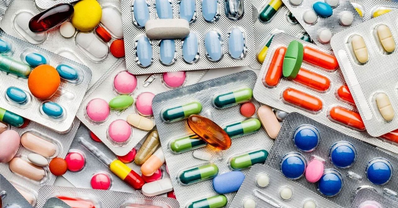 Antibiyotik kullanımı hakkında dikkat çeken bir açıklamada ABD’deki Georgetown Üniversitesi Tıp Fakültesinden geldi. Yapılan çalışmalara göre, antibiyotiklerin çoğu alt solunum yolu enfeksiyonunu geçirmede bir etkisinin olmadığı ve enfeksiyon bakteri kaynaklı olsa da öksürüğün şiddeti ya da süresinde herhangi bir rolü olmadığı açıklandı.
