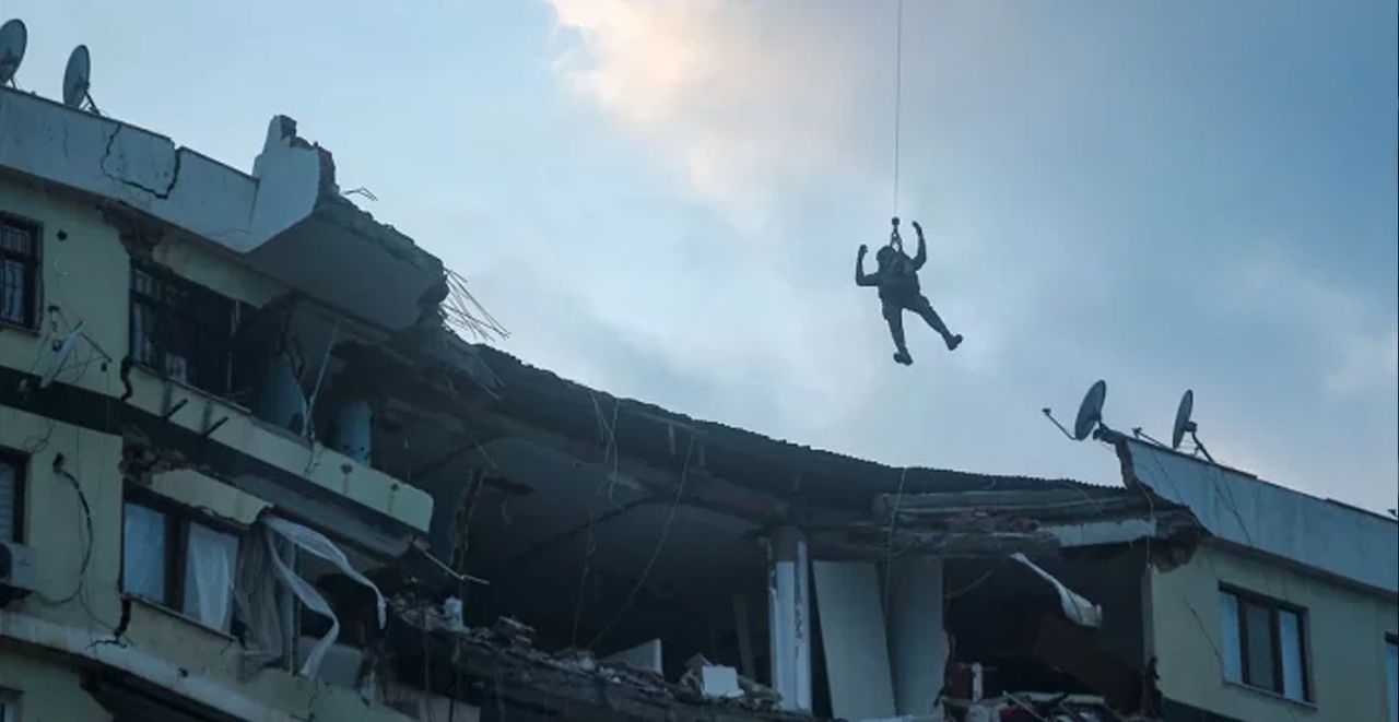 Askerden helikopterli kurtarma operasyonu Askerden helikopterli kurtarma operasyonu