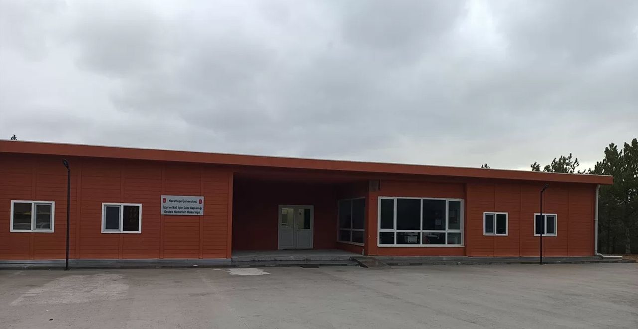 Atık malzemelerden inşa edildi Atık malzemelerden inşa edildi