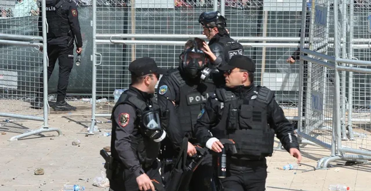 Atılan taşlardan bazı polisler yaralandı.