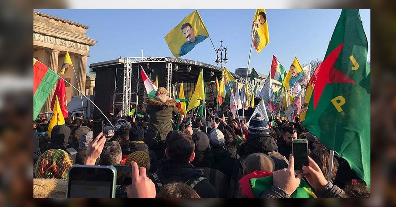 Avrupa’nın desteklediği PKK terör örgütü, kentlerde taşkınlık çıkartmaya başladı. Belçika, Fransa’nın yanı sıra Almanya’da da saldırılar görülüyor. Avrupa’daki Türk konsoloslukları, ülkü ocakları ve Türk mahallelere sistemli saldırı başladı. Avrupa’nın desteklediği PKK terör örgütü, kentlerde taşkınlık çıkartmaya başladı. Belçika, Fransa’nın yanı sıra Almanya’da da saldırılar görülüyor. Avrupa’daki Türk konsoloslukları, ülkü ocakları ve Türk mahallelere sistemli saldırı başladı.