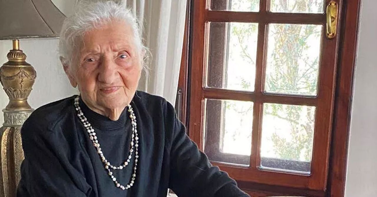 Ayşenil Şamlıoğlu Ayşenil Şamlıoğlu