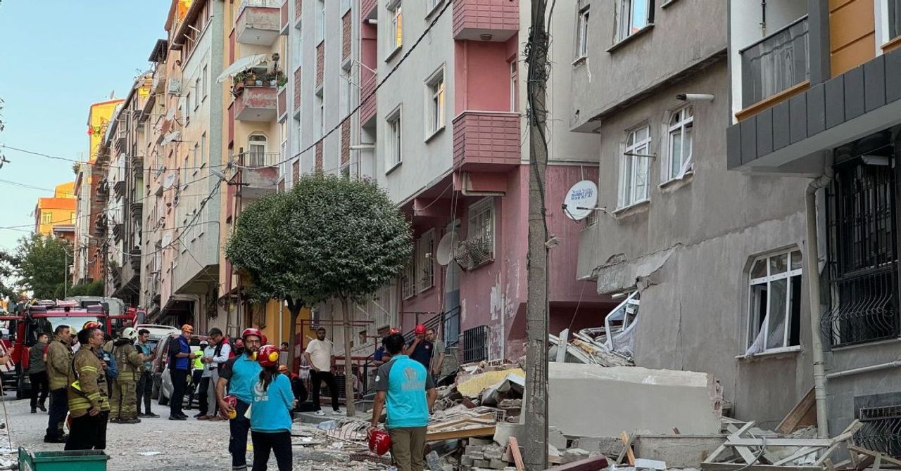 Bahçelievler’de büyük panik yaşandı: 7 katlı bina çöktü! 3 katı kaçak çıktı Bahçelievler’de büyük panik yaşandı: 7 katlı bina çöktü! 3 katı kaçak çıktı