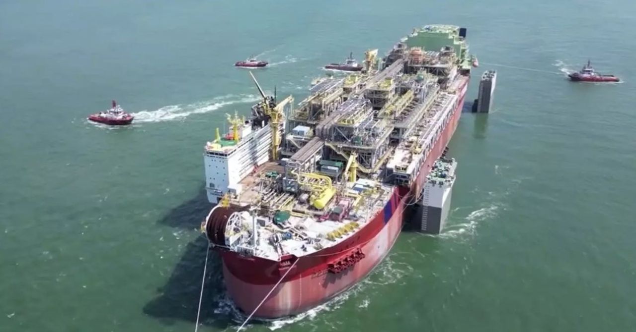 Bakan Bayraktar resmen duyurdu: Yüzen sanayi tesisi yola çıktı Bakan Bayraktar resmen duyurdu: Yüzen sanayi tesisi yola çıktı