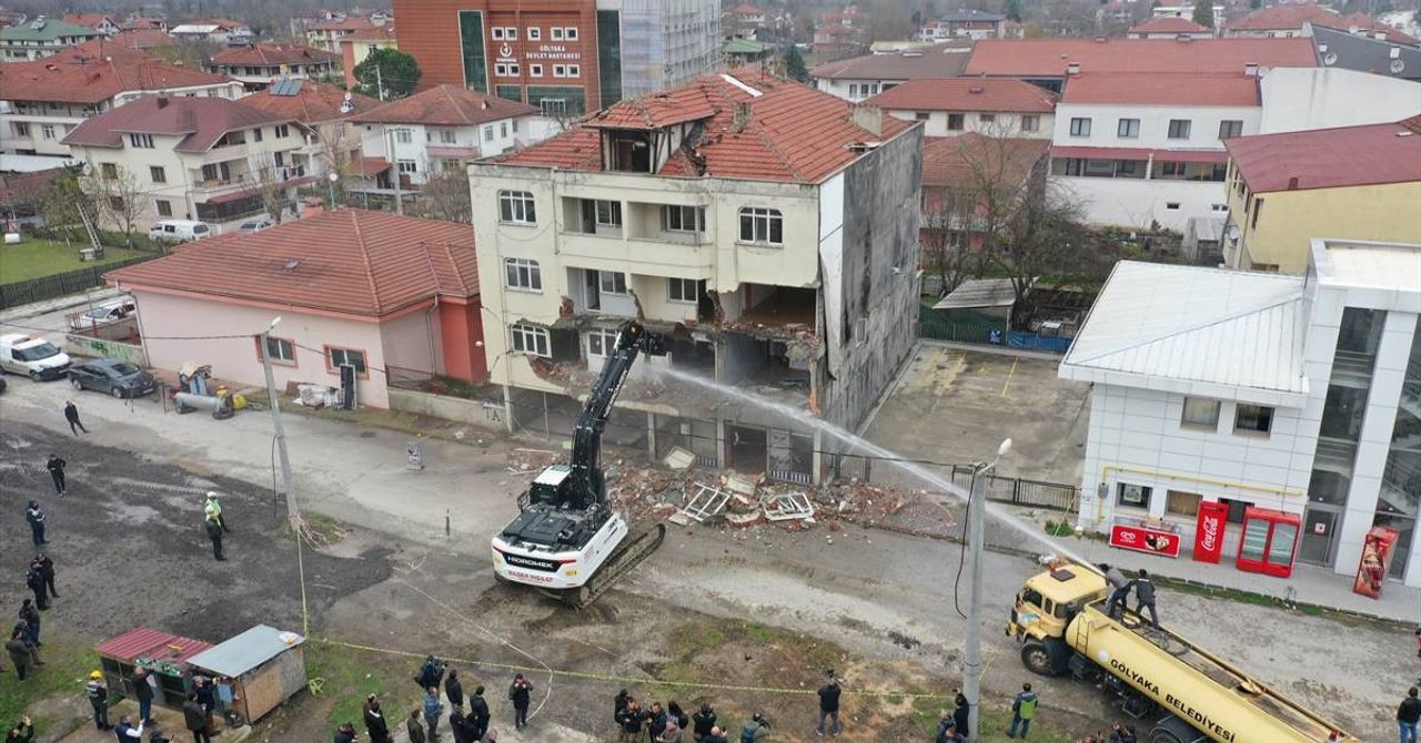 Bakan Kurum Düzce Yıkılan Binalar-1 Bakan Kurum Düzce Yıkılan Binalar-1