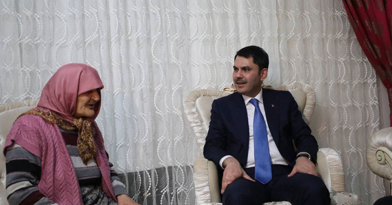 Bakan Kurum’dan Kızılcahamam’da iki önemli ev ziyareti Kurum, 15 Temmuz’da 3 evladını şehit veren Muzaffer Nine’yi ziyaret etti Bakan Kurum’dan Kızılcahamam’da iki önemli ev ziyareti Kurum, 15 Temmuz’da 3 evladını şehit veren Muzaffer Nine’yi ziyaret etti