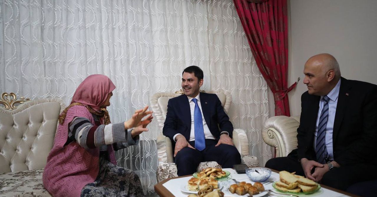 Bakan Kurum’dan Kızılcahamam’da iki önemli ev ziyareti Kurum, 15 Temmuz’da 3 evladını şehit veren Muzaffer Nine’yi ziyaret etti Bakan Kurum’dan Kızılcahamam’da iki önemli ev ziyareti Kurum, 15 Temmuz’da 3 evladını şehit veren Muzaffer Nine’yi ziyaret etti