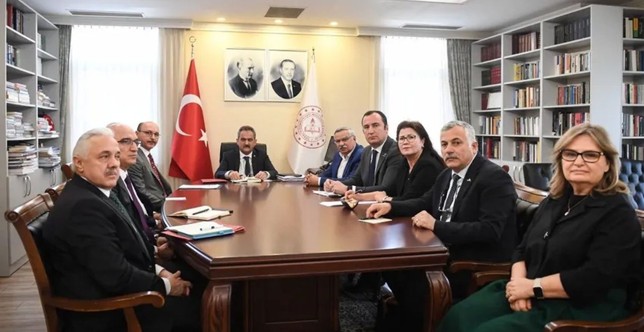 Bakan Özer, sendikalarla bir araya geldi Bakan Özer, sendikalarla bir araya geldi