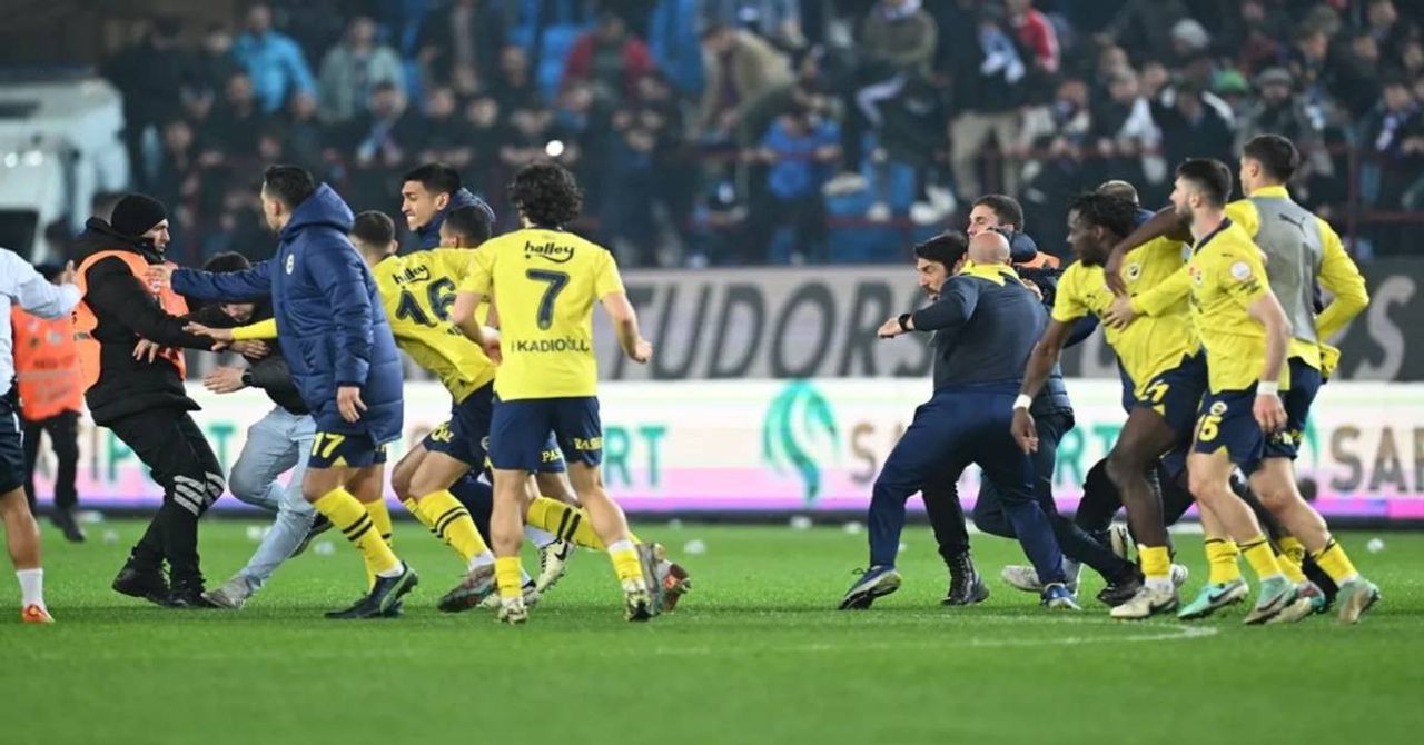 Bakan Tunç’tan flaş derbi açıklaması: ‘İki kulüp tarafından da karşılıklı arbedeler söz konusu’ Bakan Tunç’tan flaş derbi açıklaması: ‘İki kulüp tarafından da karşılıklı arbedeler söz konusu’