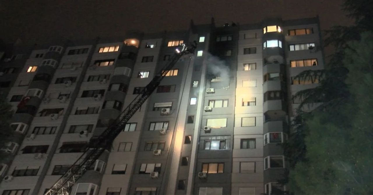 Bakırköy’de apartmanda yangın paniği: Vatandaşlar büyük panik yaşadı Bakırköy’de apartmanda yangın paniği: Vatandaşlar büyük panik yaşadı