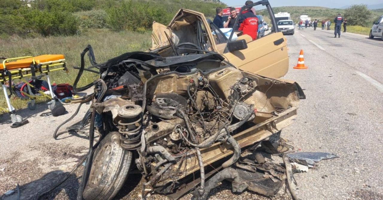 Balıkesir’de otomobil ile TIR çarpıştı: Bir aile yok oldu Balıkesir’de otomobil ile TIR çarpıştı: Bir aile yok oldu