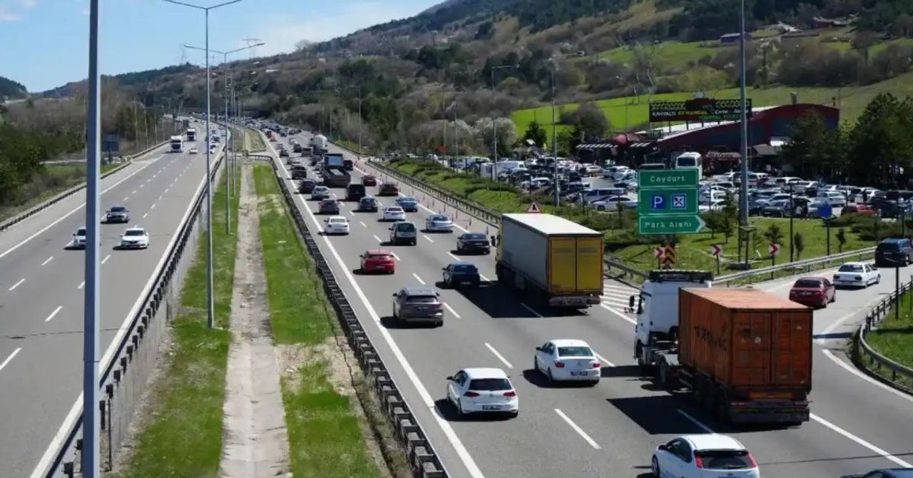 Bayram başlamadan trafiği geldi: Bolu Dağı geçişinde araç yoğunluğu yaşanıyor Bayram başlamadan trafiği geldi: Bolu Dağı geçişinde araç yoğunluğu yaşanıyor